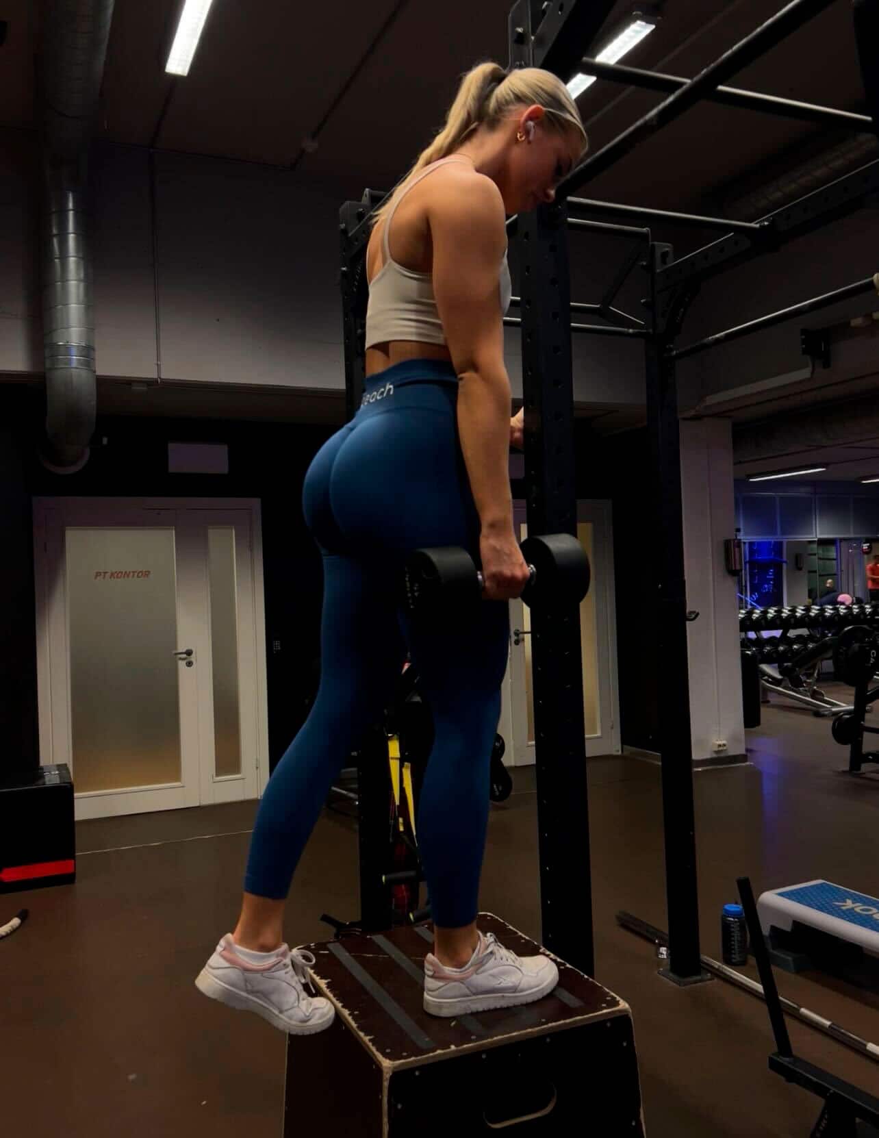 Stine som trener på treningssenter